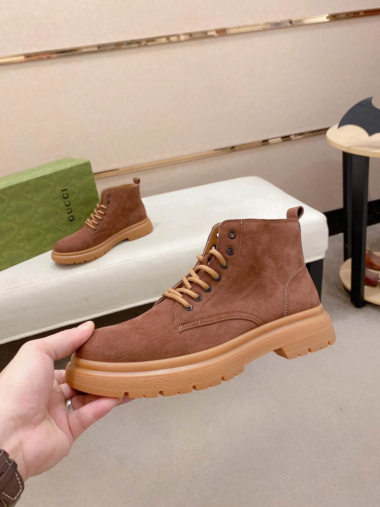 Men's shoes💰 440💰 Leather and velvet lining optional! The new high-top GUCCI counters are on the market at the same time. The new men's shoes and 😘fabric are selected from imported cowhide. The lining: leather lining and plush lining are optional. 👍🏿 High-end ☄️ air-cushion molded anti-slip rubber outsole, exquisite lines, simple and elegant, comfortable and high-end for leisure travel. Code number: 38 to 44 (45 can be customized and cannot be returned or exchanged)